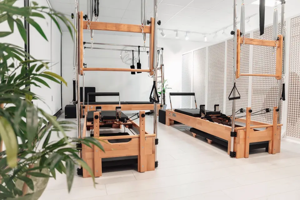 Pencere önünde cadillac ve reformer